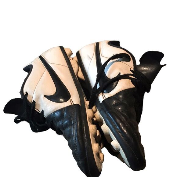 Nike cleats great condition size 3Y - Picture 1 of 4